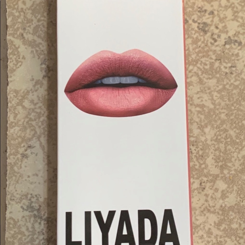 New! LIYADA Matte Liquid Lipstick & Lip Liner. Color: Wine